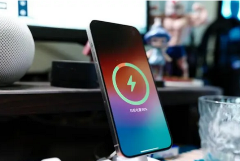 宁县苹果15换屏服务分享用什么充电器给iPhone15充电更好 